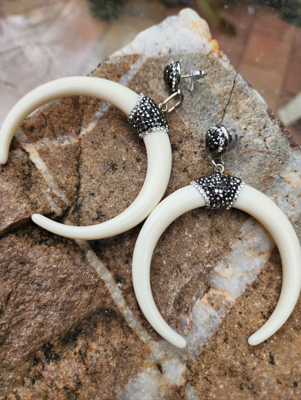 FP Jewelry Sold Out Large Lightweight Earrings Crystals/Off-White Resin Horns - Picture 3 of 10